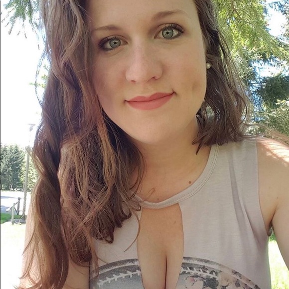 Hello Poshers! - Picture 2 of 4